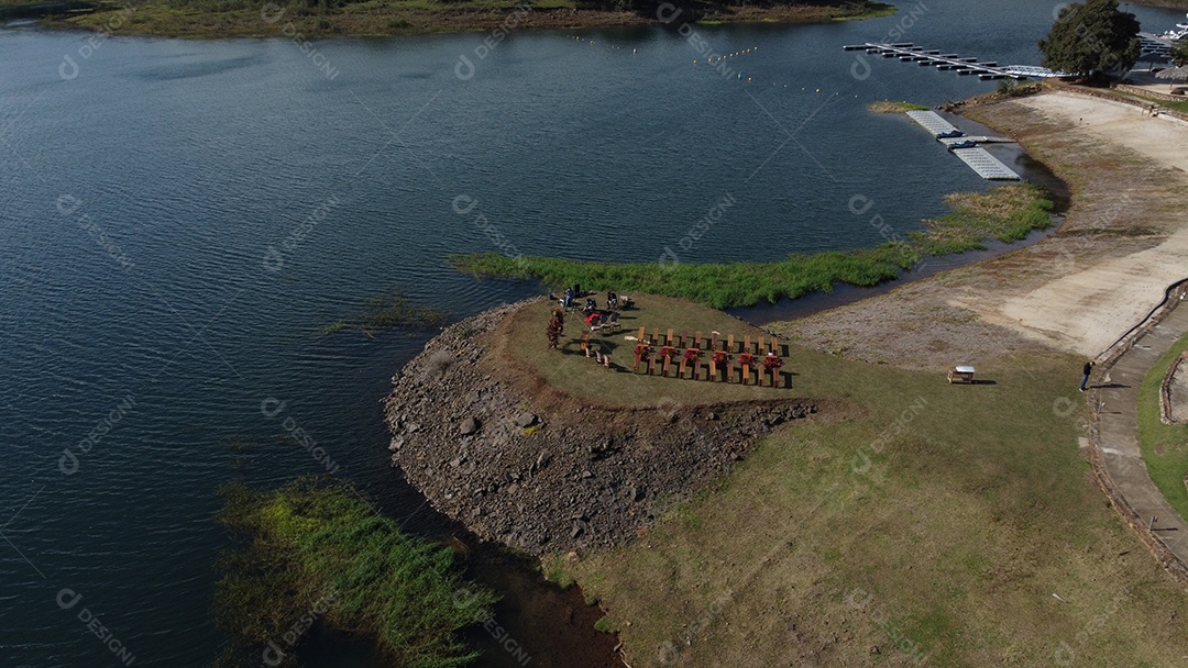 Fazenda ao redores de um rio