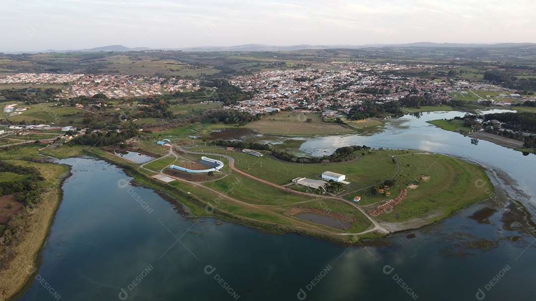 Fazenda ao redores de um rio