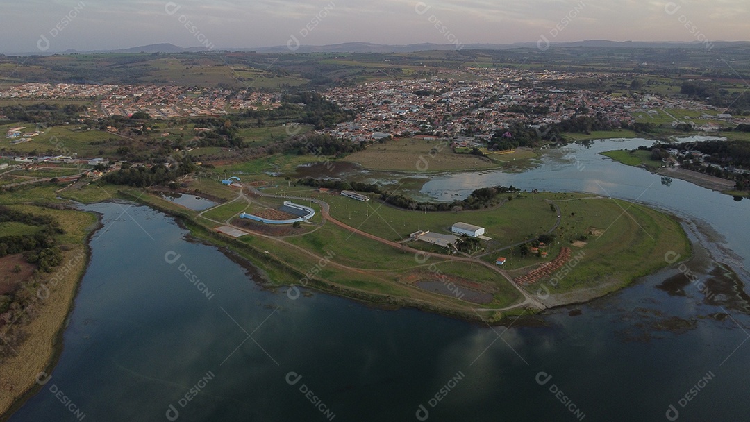 Fazenda ao redores de um rio