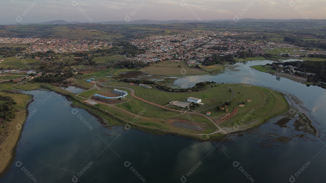 Fazenda ao redores de um rio