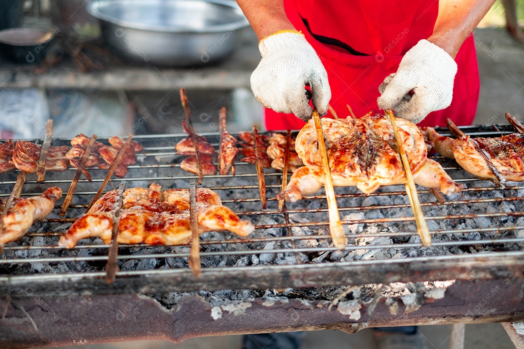 frango grelhado na grelha, comida de rua tailandesa