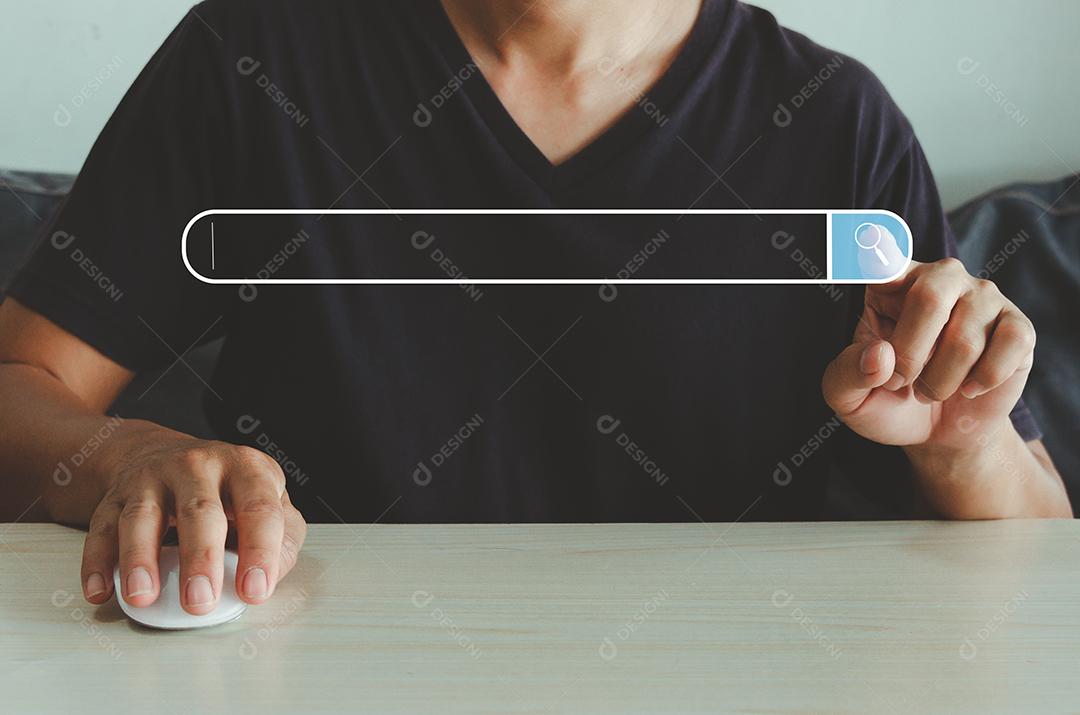 Mão toca o ícone de pesquisa de tela virtual para o mecanismo de pesquisa da Web