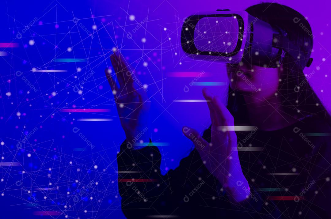 Mulher usando óculos VR toque a tecnologia metaverse de tela virtual