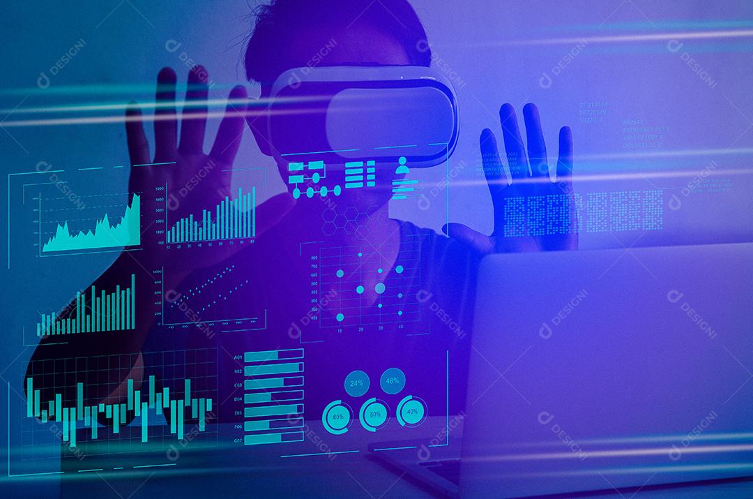 Homem usando óculos VR toque a tecnologia metaverse de tela virtual