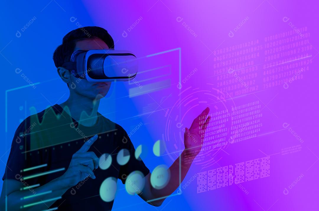 Homem usando óculos VR toque a tecnologia metaverse de tela virtual