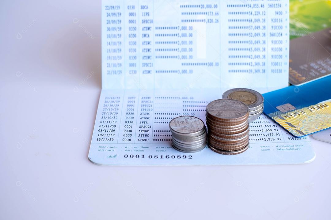 Conceito de contabilidade. Extrato de conta e moedas de moeda tailandesa. Escrituração financeira