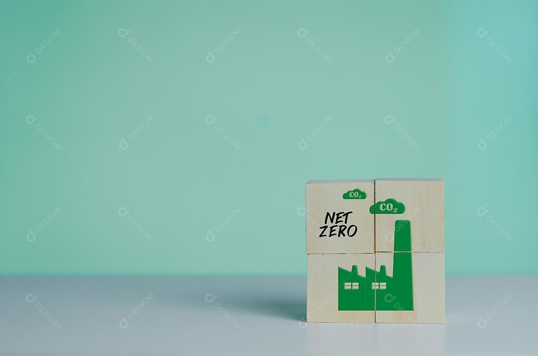 Cubo de madeira com ícone de fábrica industrial zero líquido