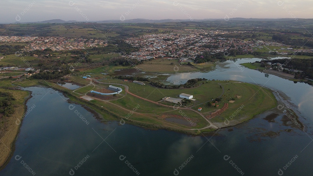 Fazenda ao redores de um rio