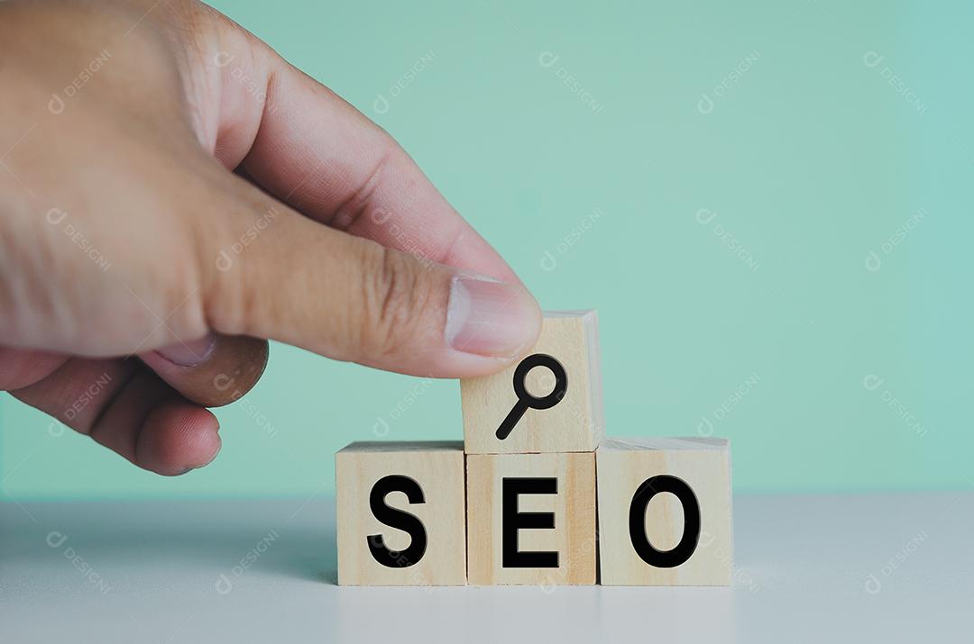 Cubos de madeira para SEO ícone de lupa no fundo