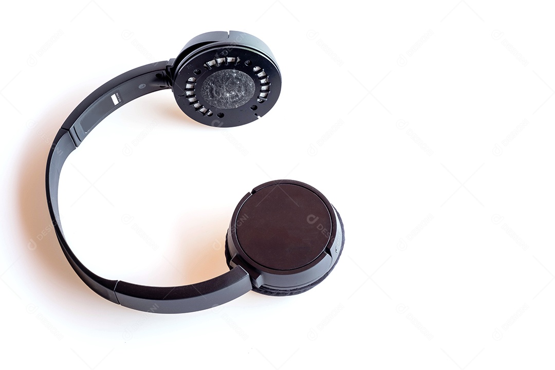 Fones de ouvido Bluetooth pretos quebrados isolados em fundo branco