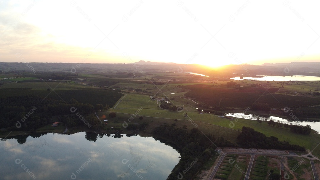 Fazenda ao redores de um rio