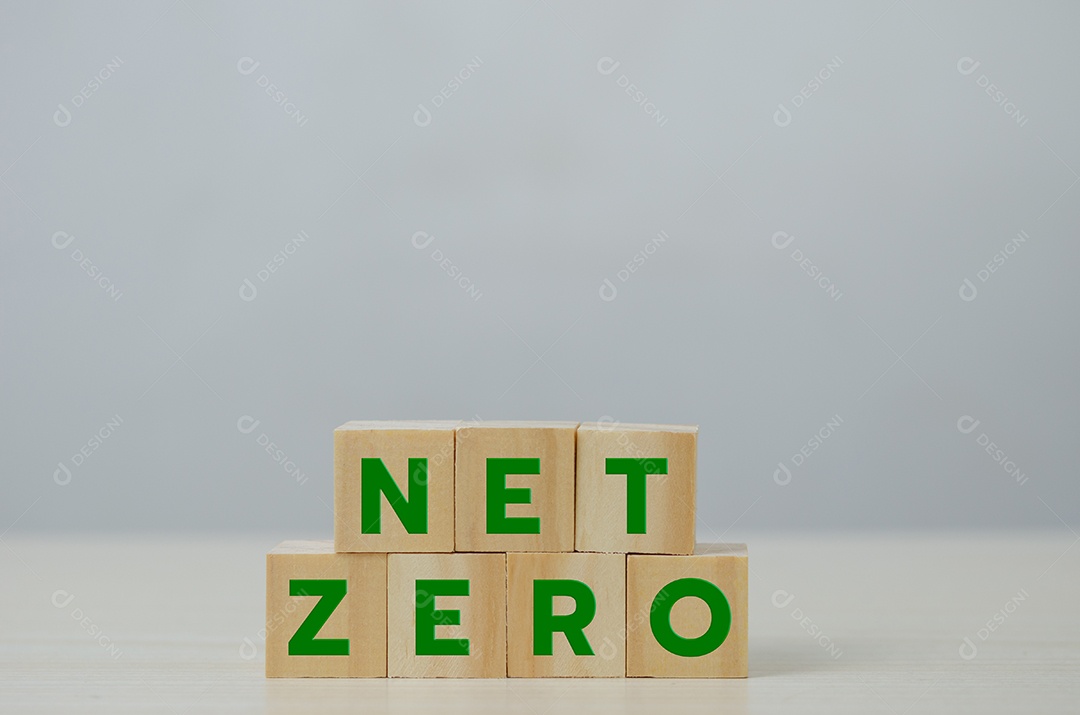 Bloco de cubo de madeira líquido zero conceito de negócios.