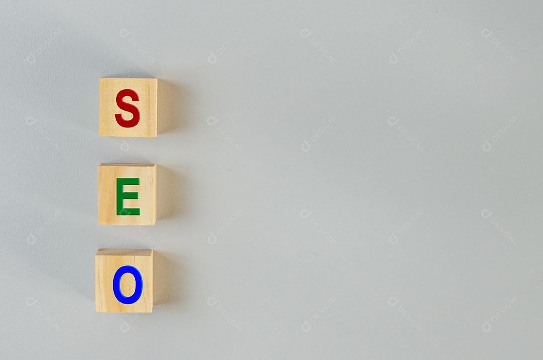 Cubos de madeira para otimização de mecanismo de busca SEO