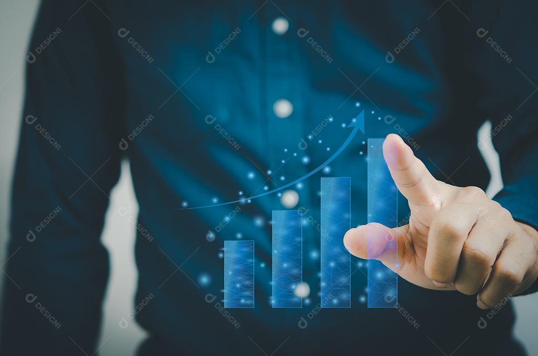 As mãos dos homens tocam a tela virtual do holograma dos gráficos e das setas.