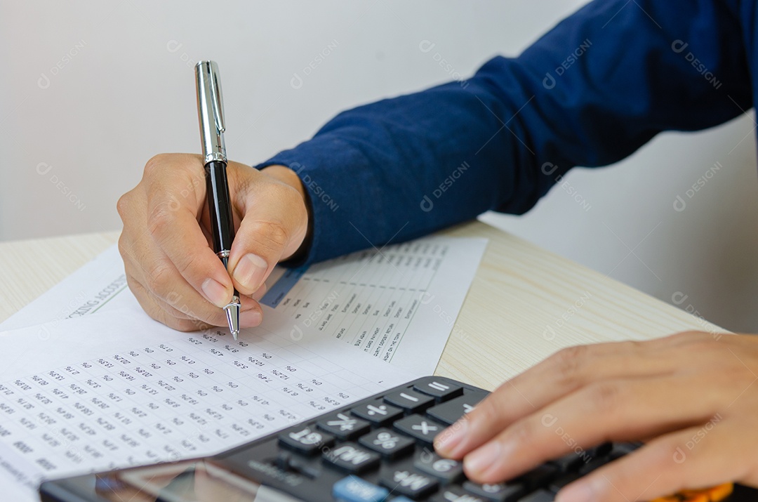 Homem de negócios usando calculadora em uma mesa. Finanças empresariais, impostos, economia conceitos de empréstimo e investimento.
