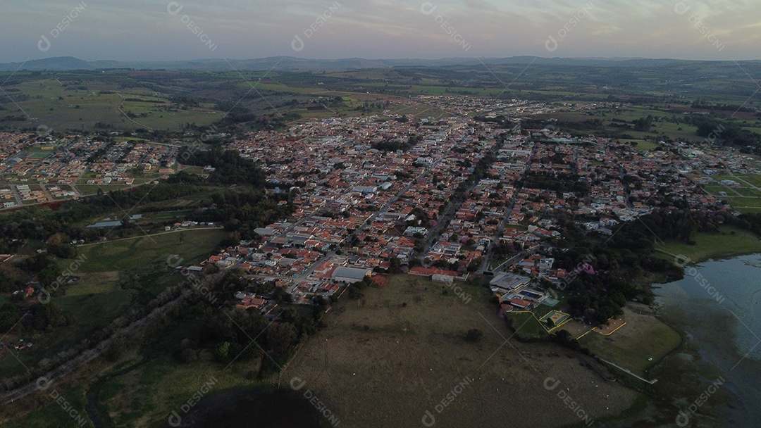 Imagem aéreas de uma cidade pequena