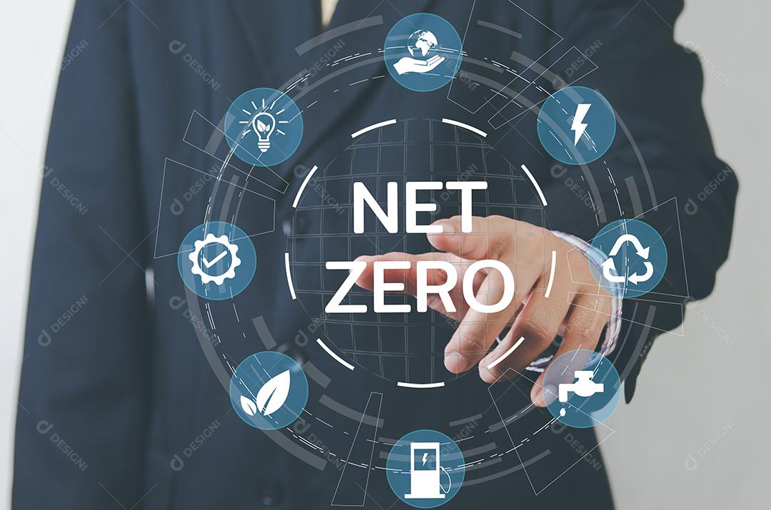 Empresário tocando net zero salvar o mundo ecológico e reduzir a tela virtual de poluição.
