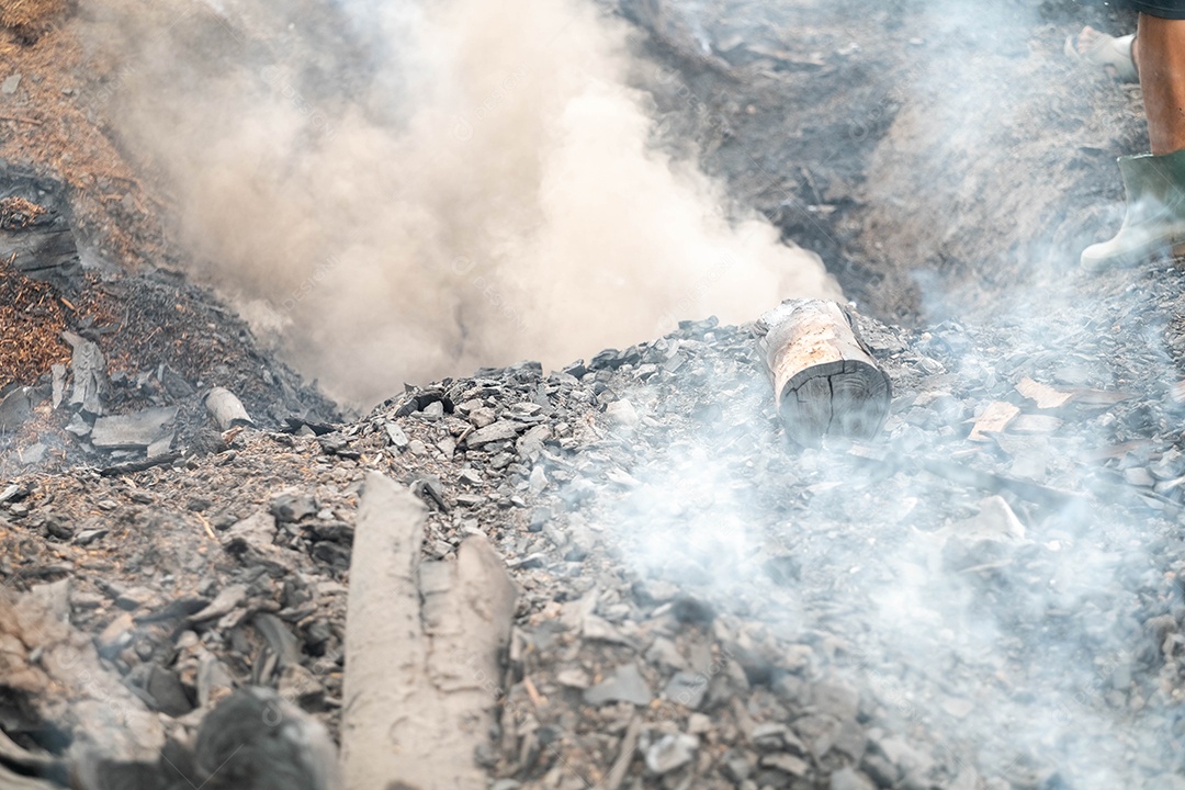 Terreno com fogo cessado e produzindo muita fumaça