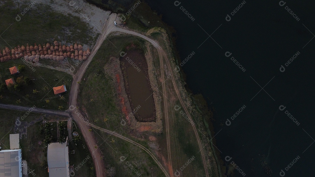 Fazenda ao redores de um rio