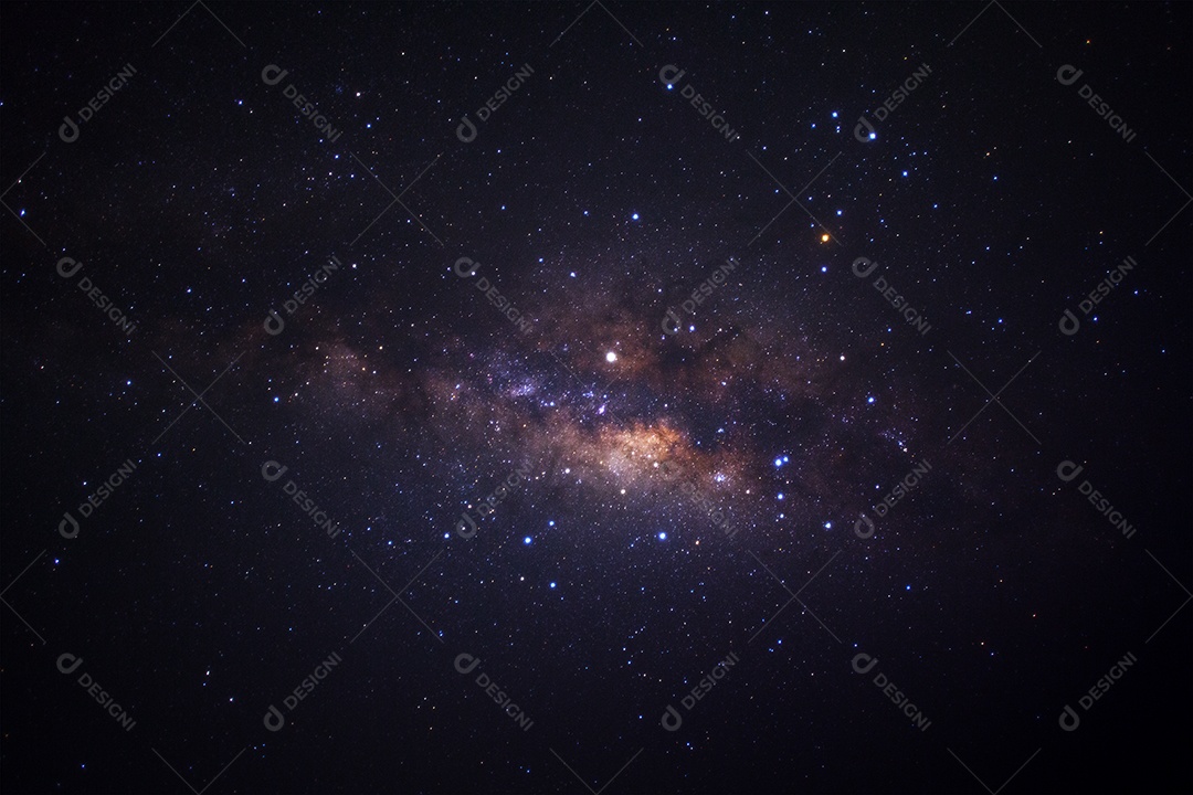 Galáxia Via Láctea com estrelas e poeira espacial no universo