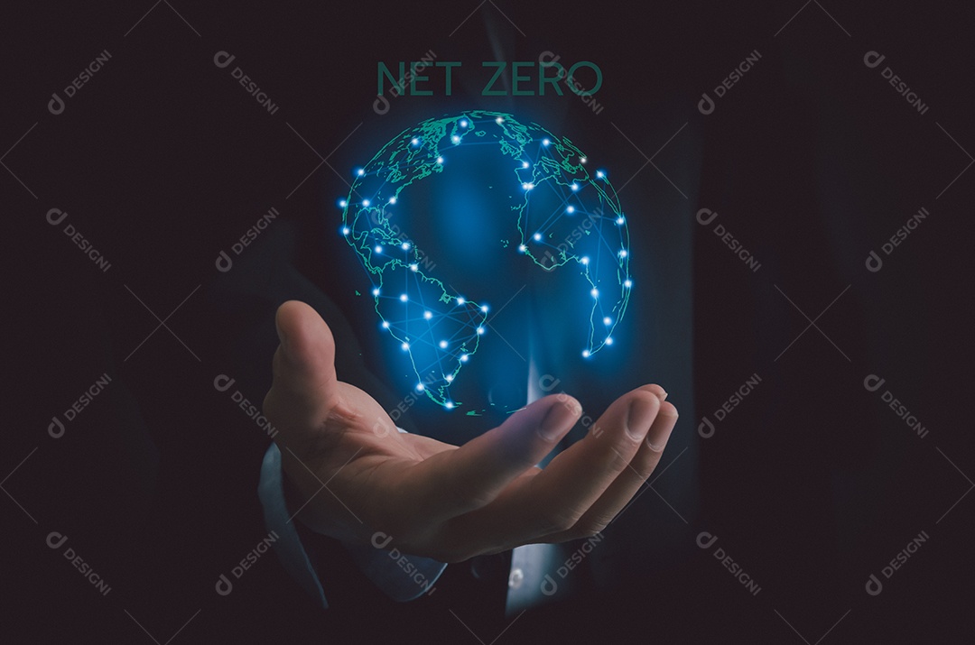 Empresário selecionando mundo de ícone e texto líquido zero. Conceito eco amigável de negócios e desenvolvimento na tela virtual.