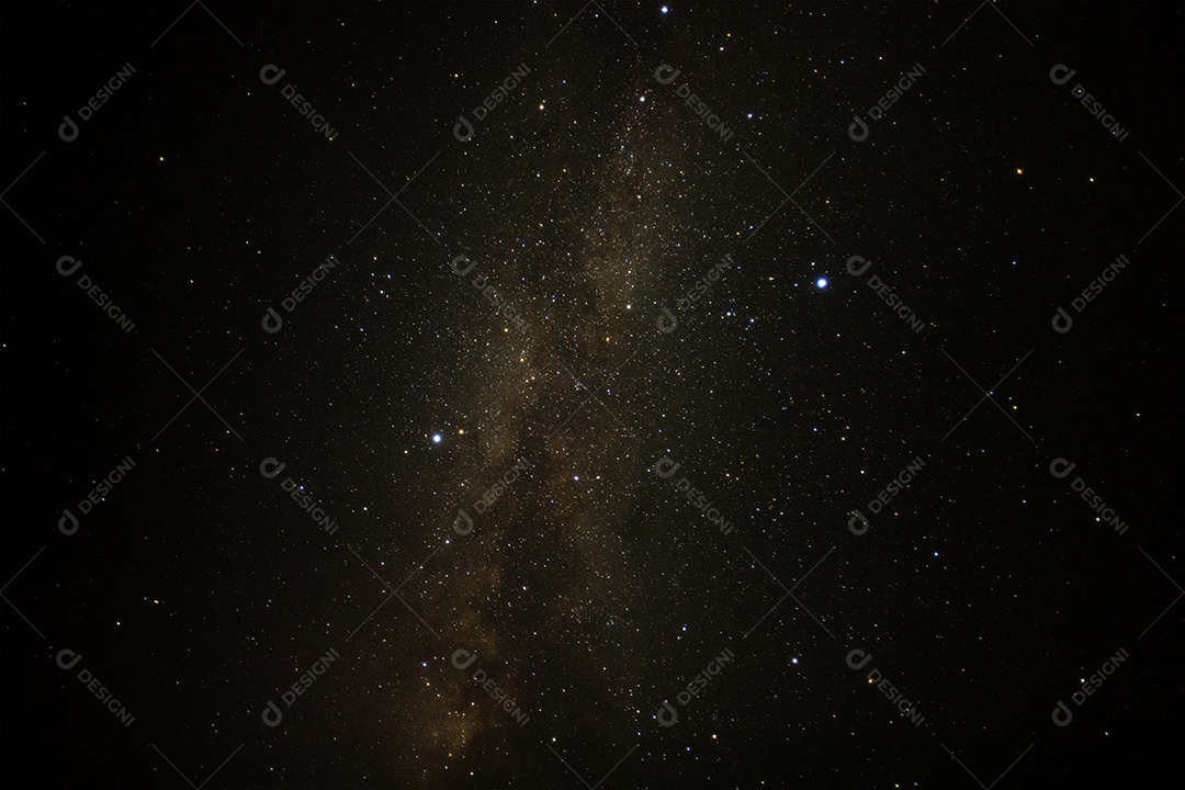 Galáxia Via Láctea com estrelas e poeira espacial no universo