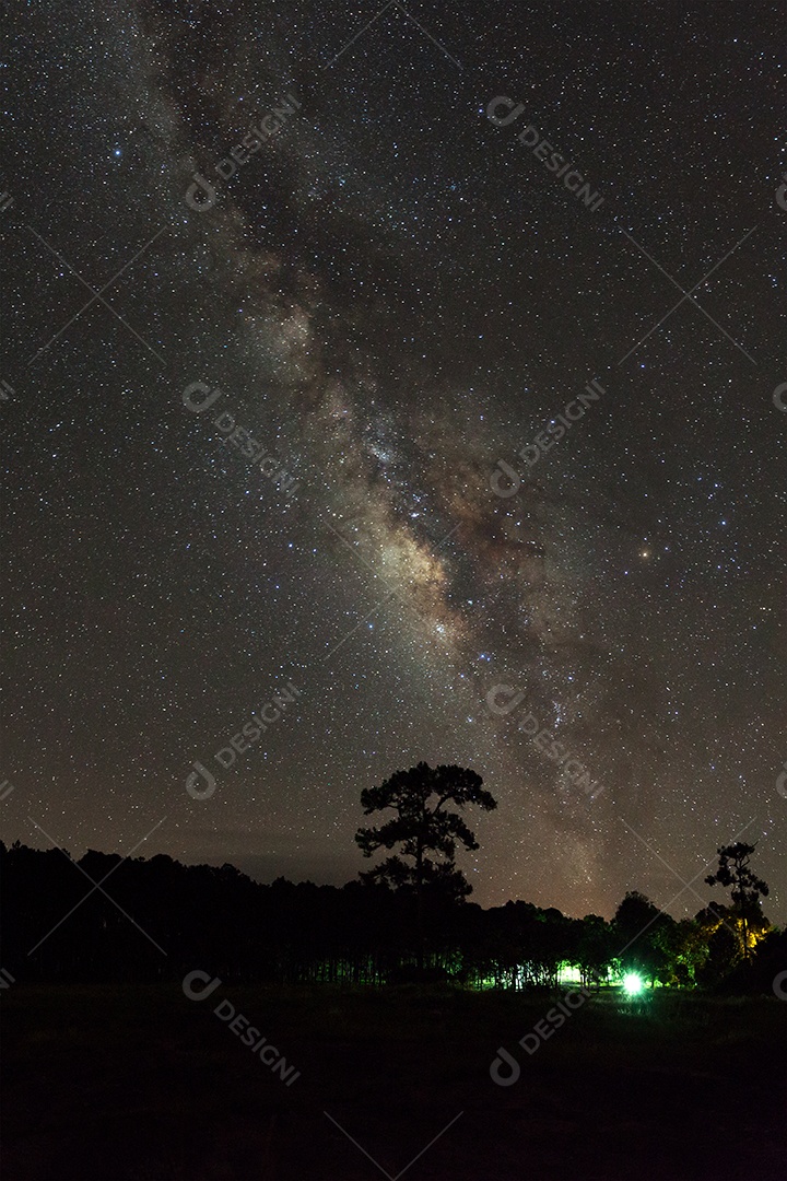 Galáxia Via Láctea com estrelas e poeira espacial no universo