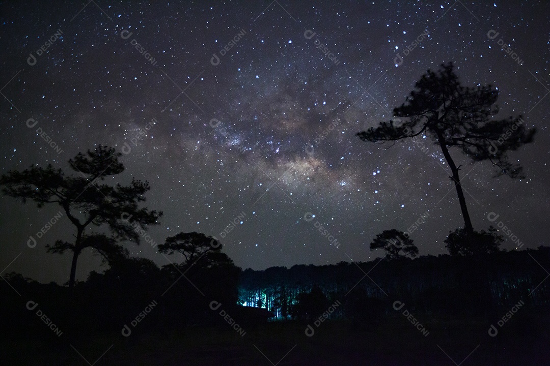 Galáxia Via Láctea com estrelas e poeira espacial no universo