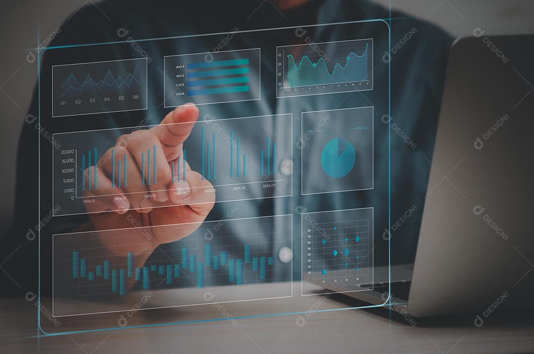 Mão de homem usando laptop para trabalhar tecnologia. Mão tocando gráfico de tela virtual e análise de dados do gráfico e conceito de negócios de big data.
