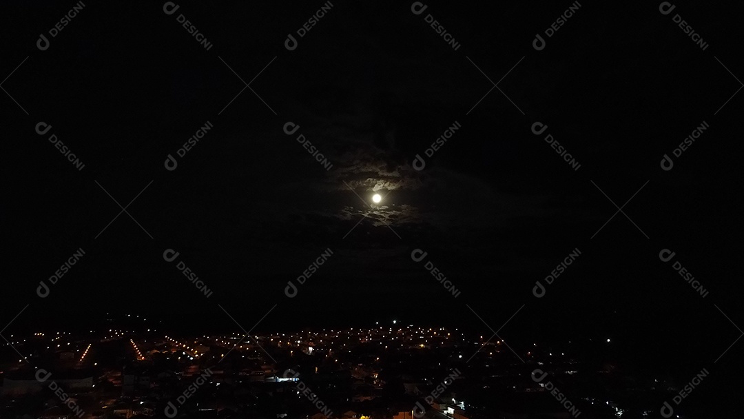 Imagem noturnas aéreas de uma cidade pequena em lua cheia