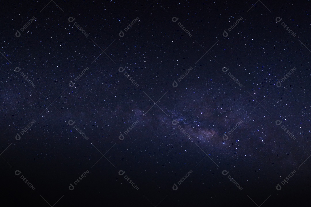 Galáxia Via Láctea com estrelas e poeira espacial no universo