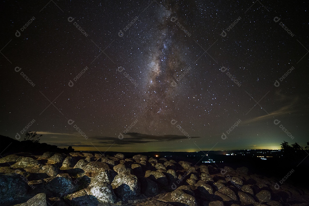 Galáxia Via Láctea com estrelas e poeira espacial no universo