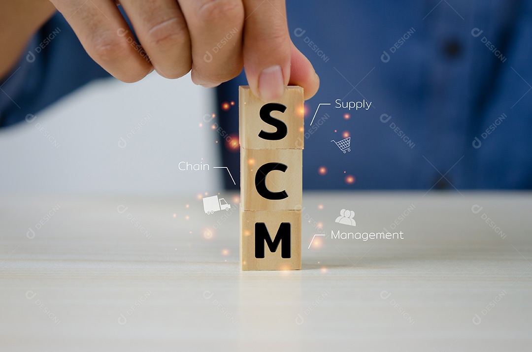 Mão colocar cubos de madeira SCM Fornecer Chain Management Conceito de marketing de negócios.