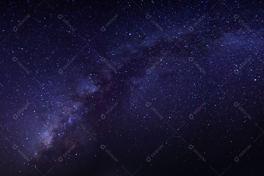 Galáxia Via Láctea com estrelas e poeira espacial no universo