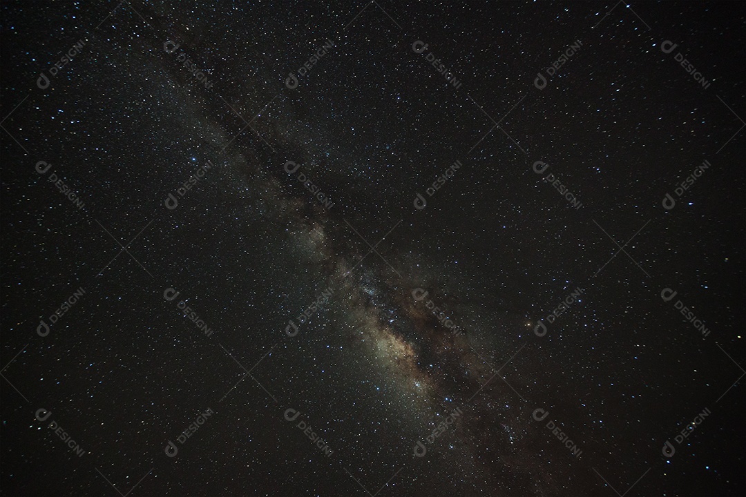 Galáxia Via Láctea com estrelas e poeira espacial no universo