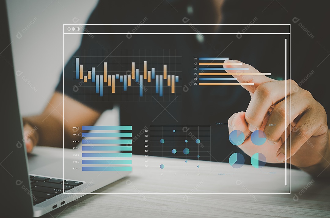 Mão de homem usando laptop para trabalhar tecnologia. Mão tocando gráfico de tela virtual e análise de dados do gráfico e conceito de negócios de big data.