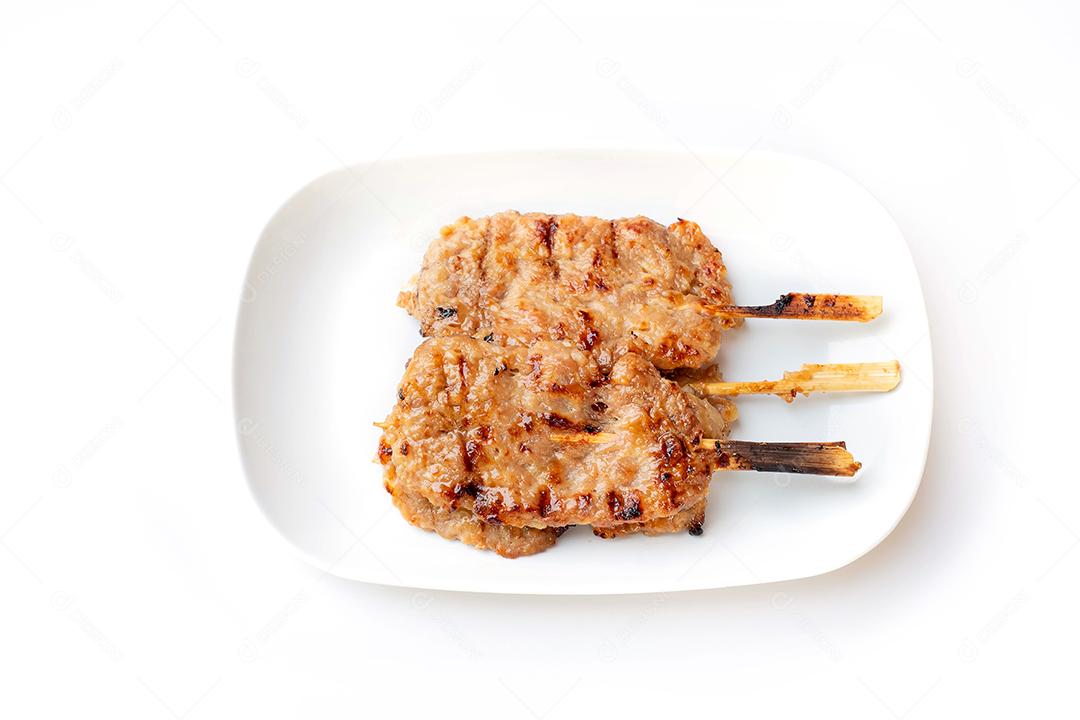carne de porco grelhada com vara de bambu isolada em disco branco sobre fundo branco