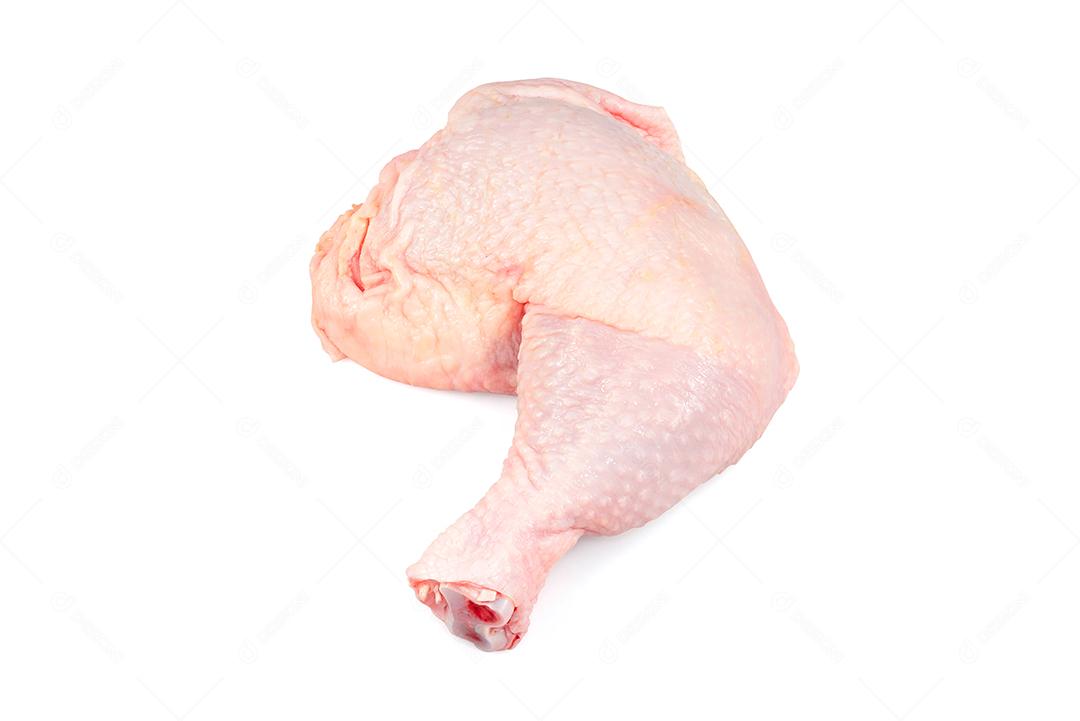 Carne de frango cru fresco, isolado no fundo branco. Coxa de frango ou perna, vista superior.