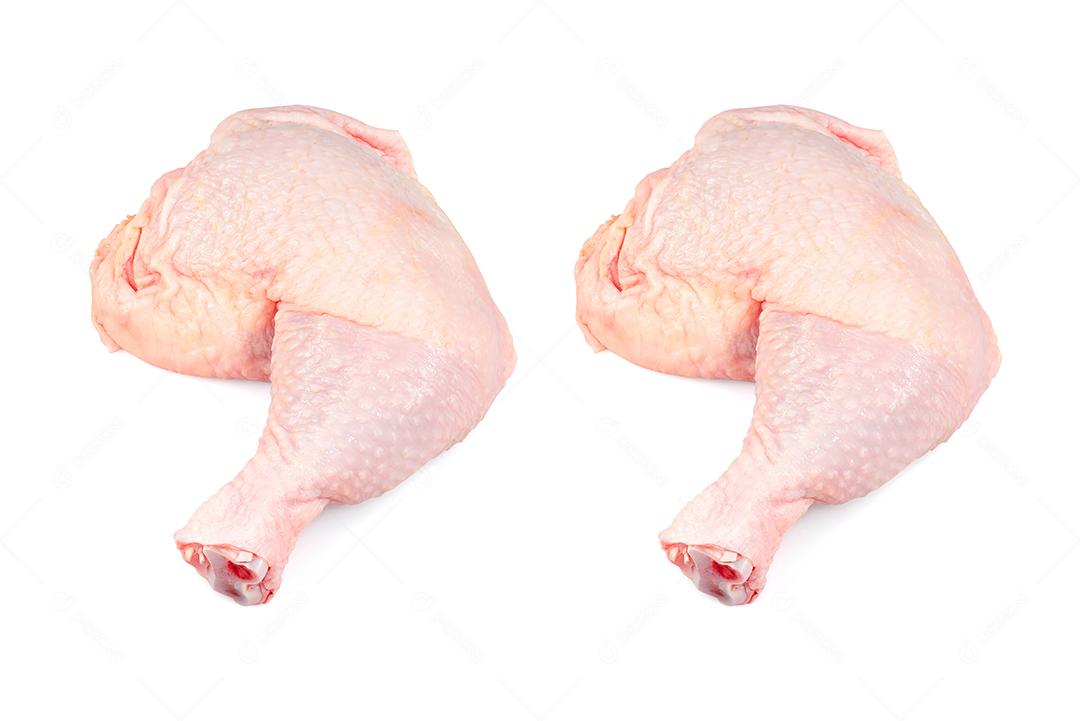Carne de frango cru fresco, isolado no fundo branco. Coxa de frango ou perna, vista superior.
