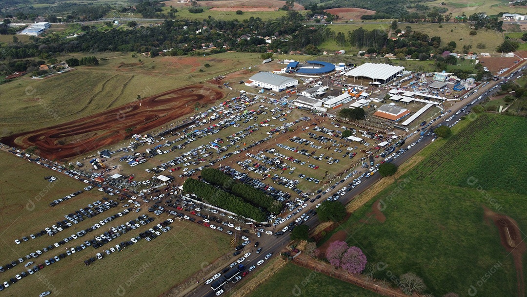 Imagem aéreas cidade pequena com evento acontecendo