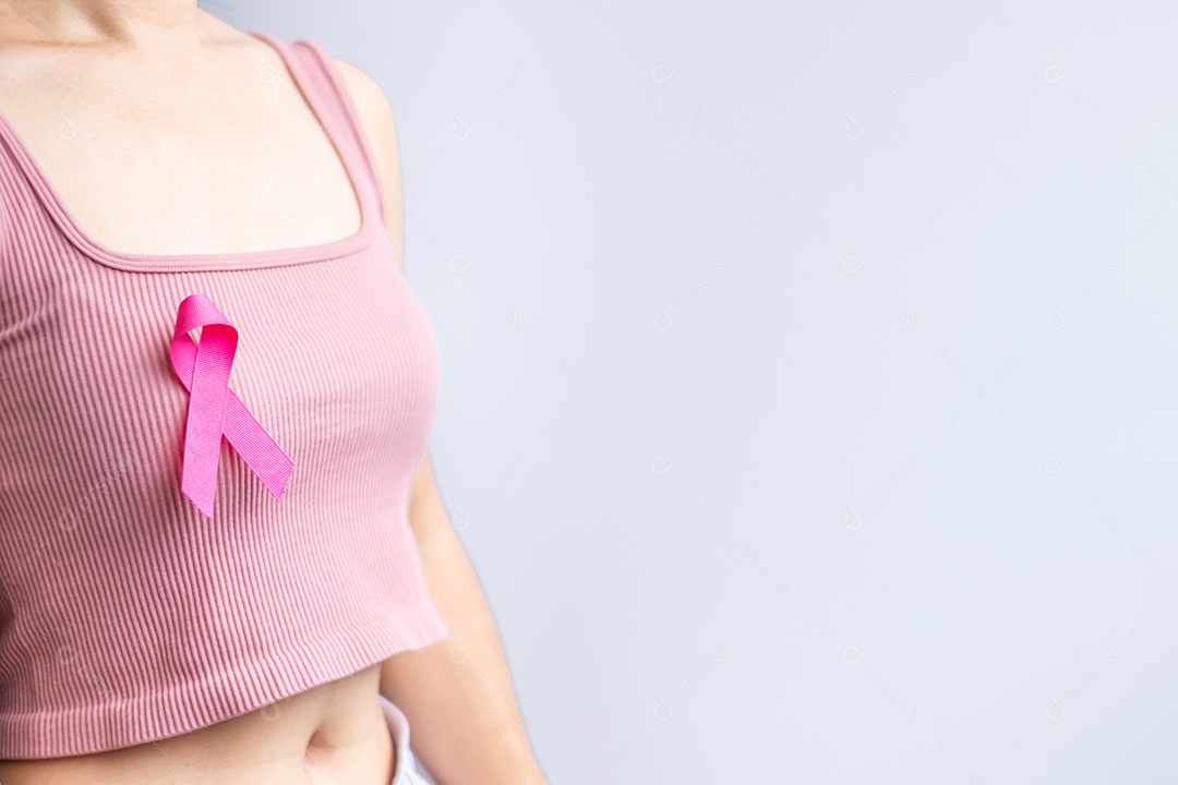 Mês de conscientização do câncer de mama de outubro rosa, a mão da mulher segura a fita rosa conceito do Dia Mundial da Mãe e do Câncer