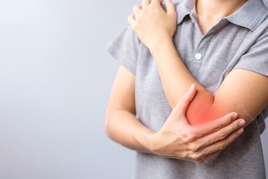 fêmea adulta com sua dor muscular em fundo cinza. Mulher com dor de cotovelo devido a epicondilite lateral ou cotovelo de tenista. lesões e conceito médico