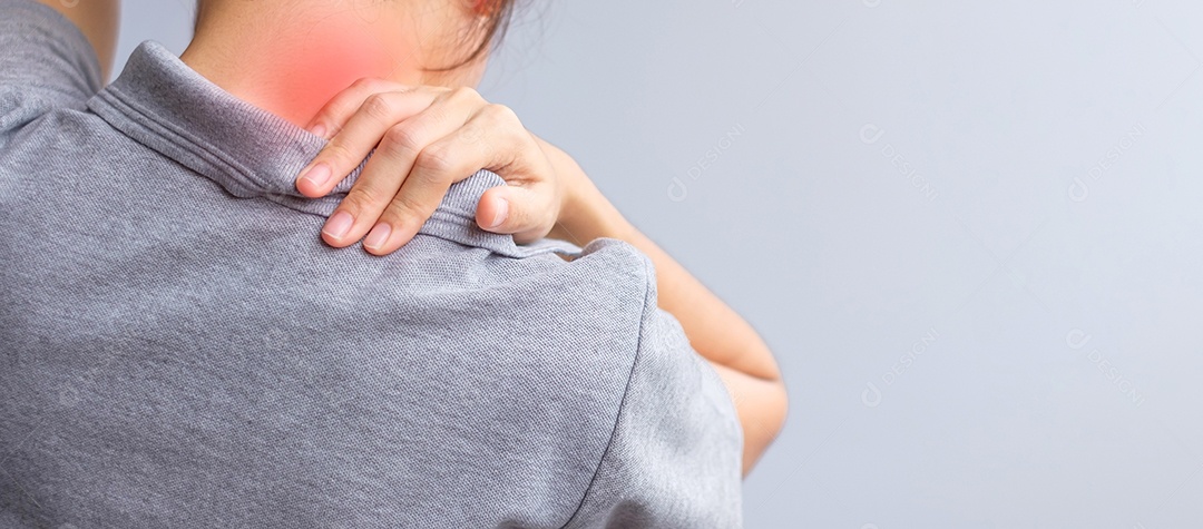 mulher com entorse no pescoço, músculo doloroso durante o excesso de trabalho. Garota tendo problema no corpo depois de acordar. Pescoço rígido, síndrome do escritório e conceito ergonômico