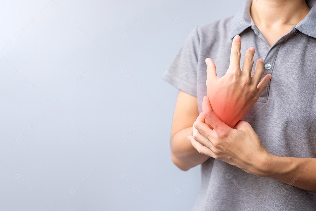 mulher segurando a dor no pulso porque usa smartphone ou computador há muito tempo. tenossinovite de De Quervain