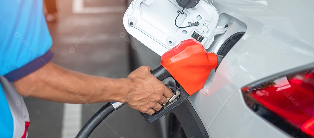 Mão de homem reabastecer para carro, bocal de combustível de gasolina no veículo no posto de gasolina. Preço do petróleo