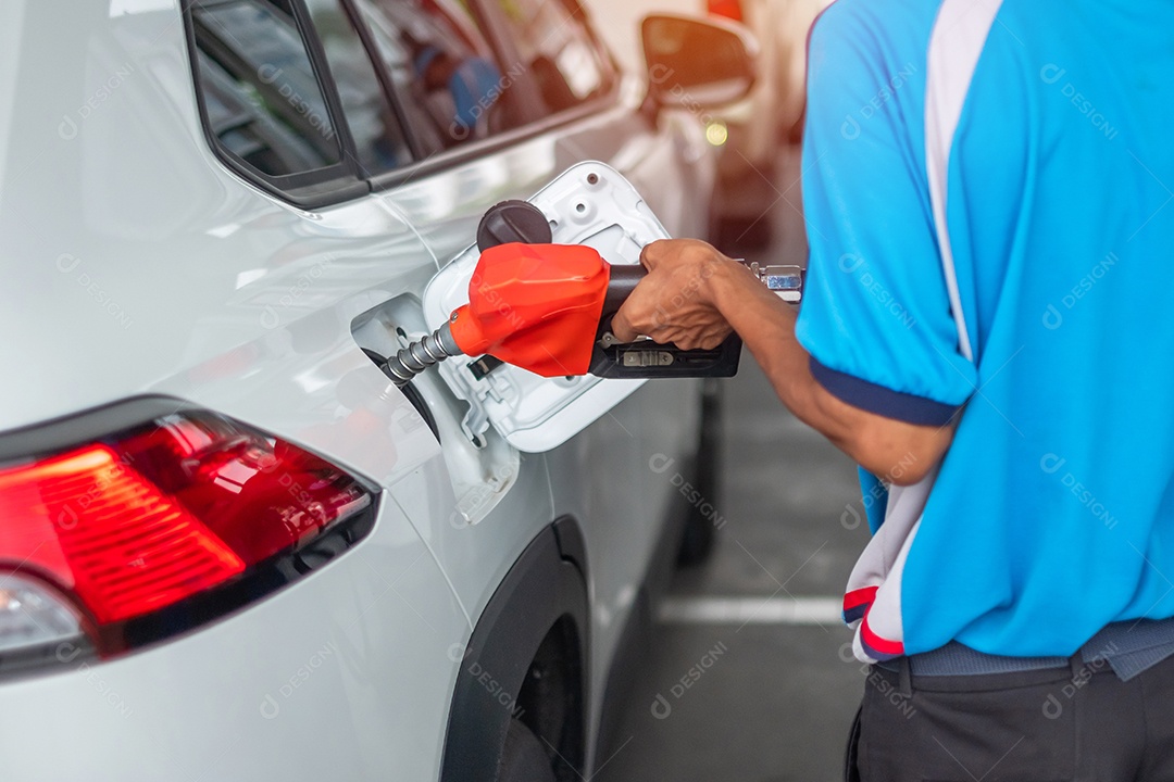 Mão de homem reabastecer para carro, bocal de combustível de gasolina no veículo no posto de gasolina. Preço do petróleo