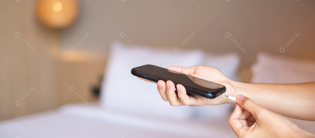 Bateria de carregamento manual no smartphone móvel. Tecnologia, múltiplos conceitos de compartilhamento e recarga