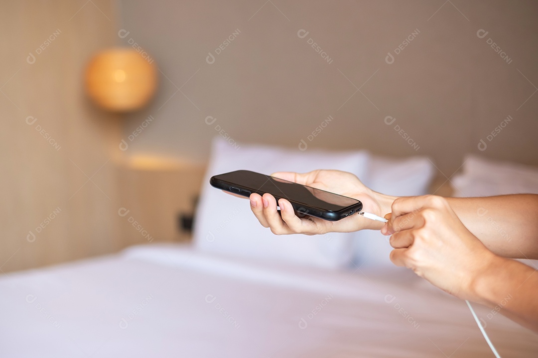 Bateria de carregamento manual no smartphone móvel. Tecnologia, múltiplos conceitos de compartilhamento e recarga