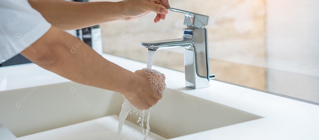 Lavar as mãos com sabão líquido e água da torneira, anti-séptico, conceito de higiene pessoal e cuidados de saúde