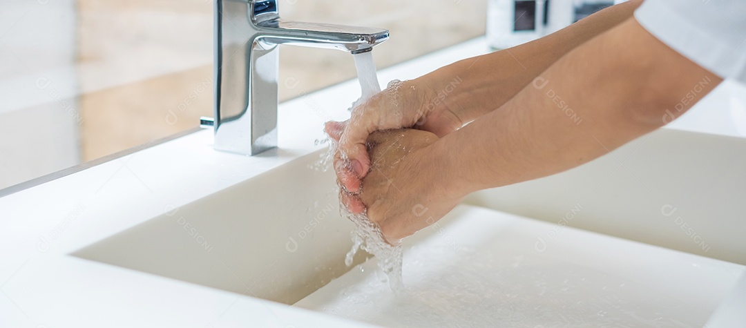 Lavar as mãos com sabão líquido e água da torneira, anti-séptico, conceito de higiene pessoal e cuidados de saúde